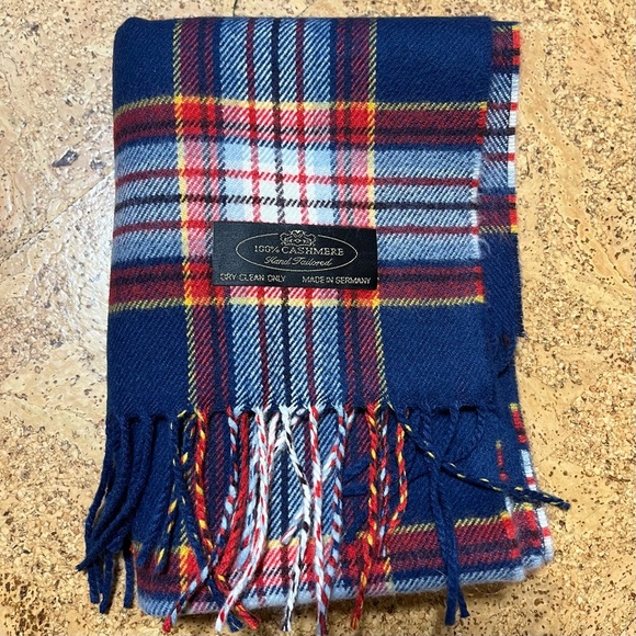 100% Cashmere Made in Germany Hand Tailored Plaid Fringed Scarf. - Picture 2 of 9